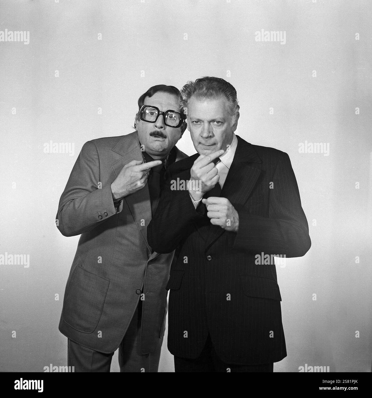 Das Komikerduo Herricht & Preil, bestehend aus Rolf Herricht und Hans-Joachim Preil, beim Herumdödeln bei einem Fotoshooting für die Platte 'Eine 2. Stunde Gute Laune', DDR 1976. Stock Photo