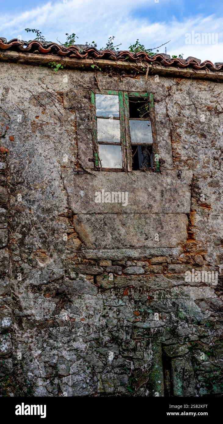 Abandoned house in ruins Stock Photo - Alamy