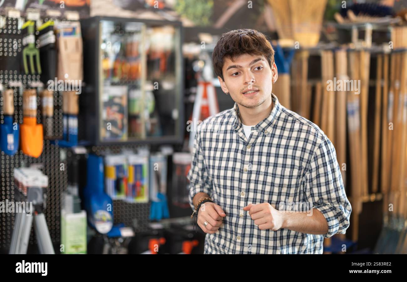 Store Something Customer looking hardware store showcase hi-res stock photography and ...