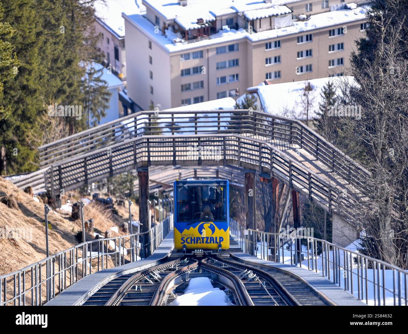 (250121) DAVOS, Jan. 21, 2025 (Xinhua) A train climbs onto the