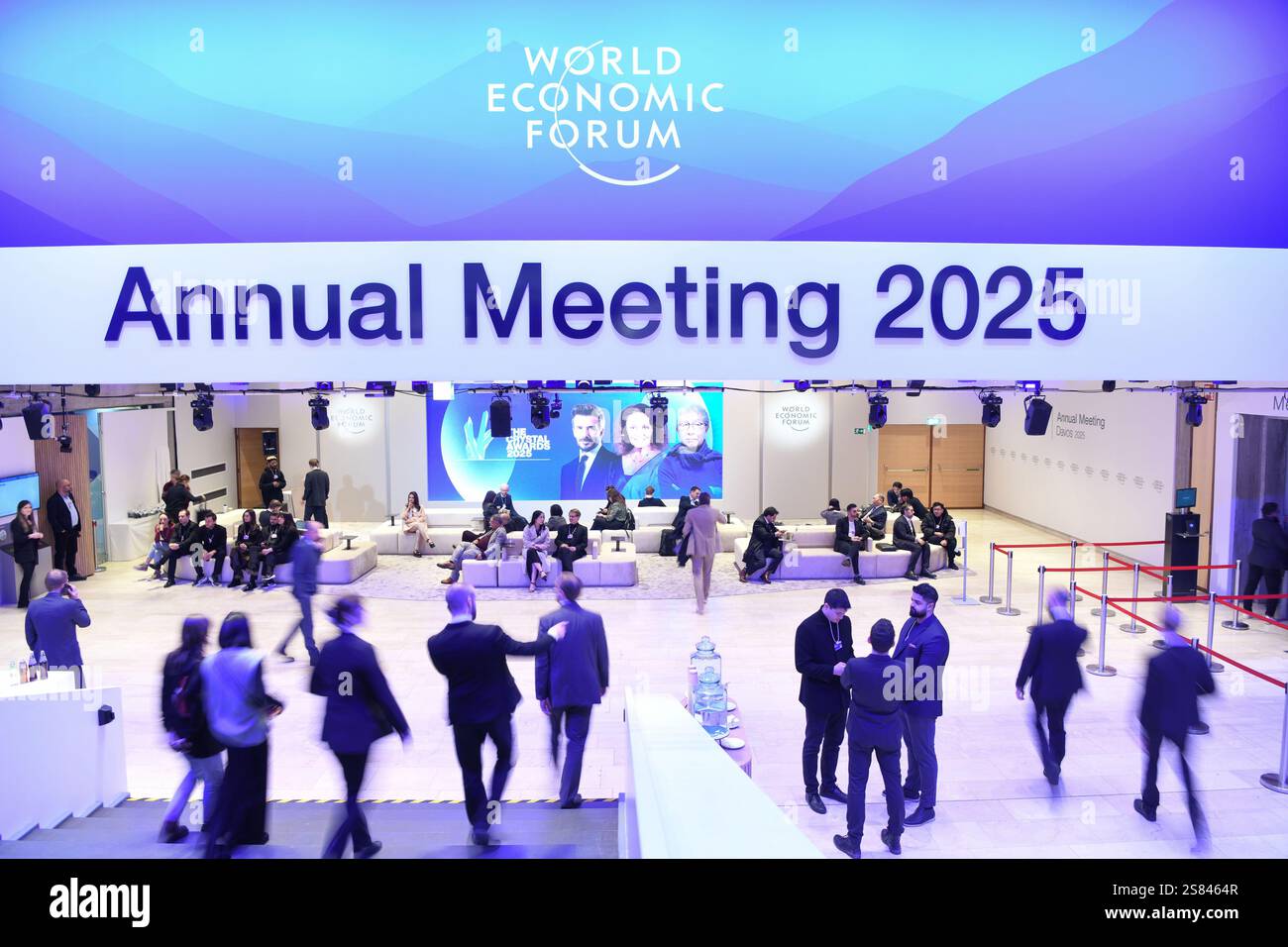 (250121) DAVOS, Jan. 21, 2025 (Xinhua) People attend the World