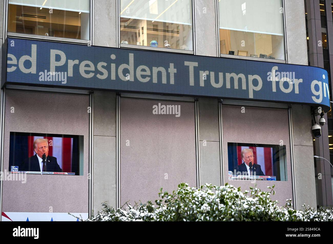 Photo by zz/NDZ/STAR MAX/IPx 2025 1/20/25 The news ticker outside the