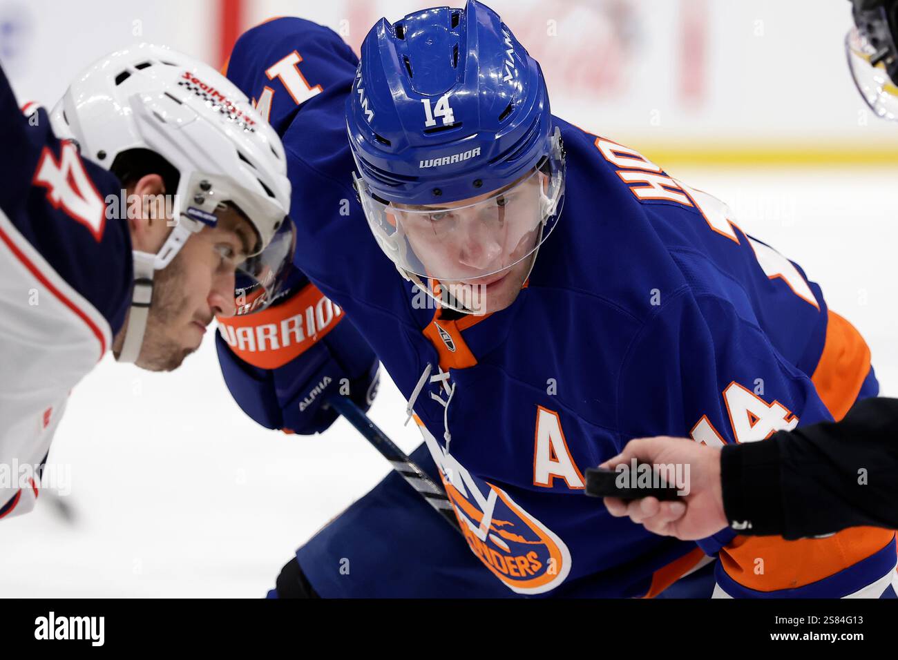 New York Islanders center Bo Horvat (14) eyes the puck in the second