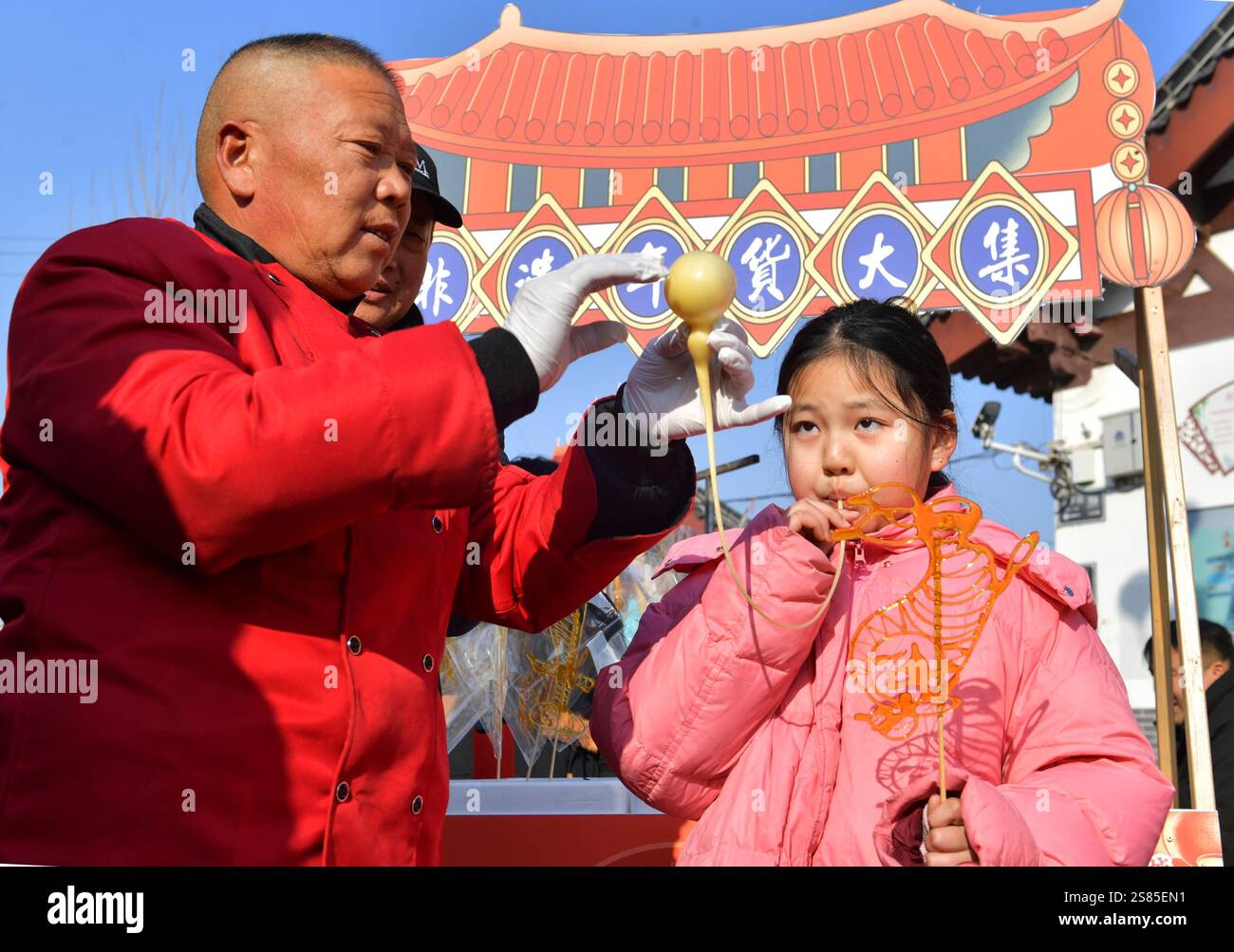 The intangible cultural heritage Spring Festival goods fair attracts