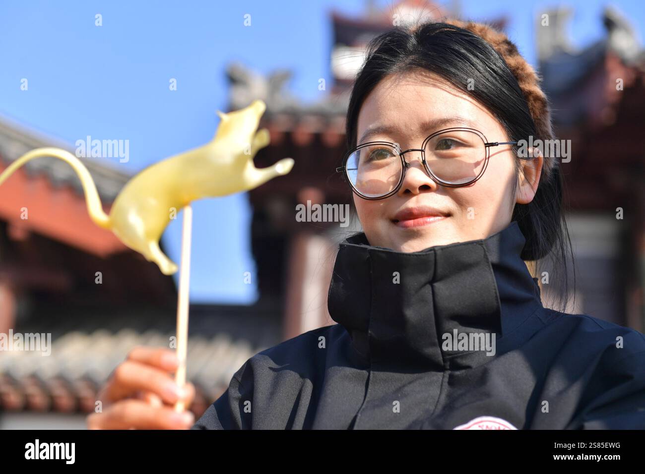 The intangible cultural heritage Spring Festival goods fair attracts