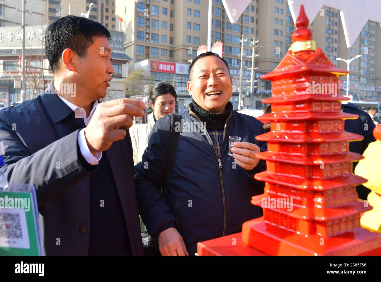 The intangible cultural heritage Spring Festival goods fair attracts