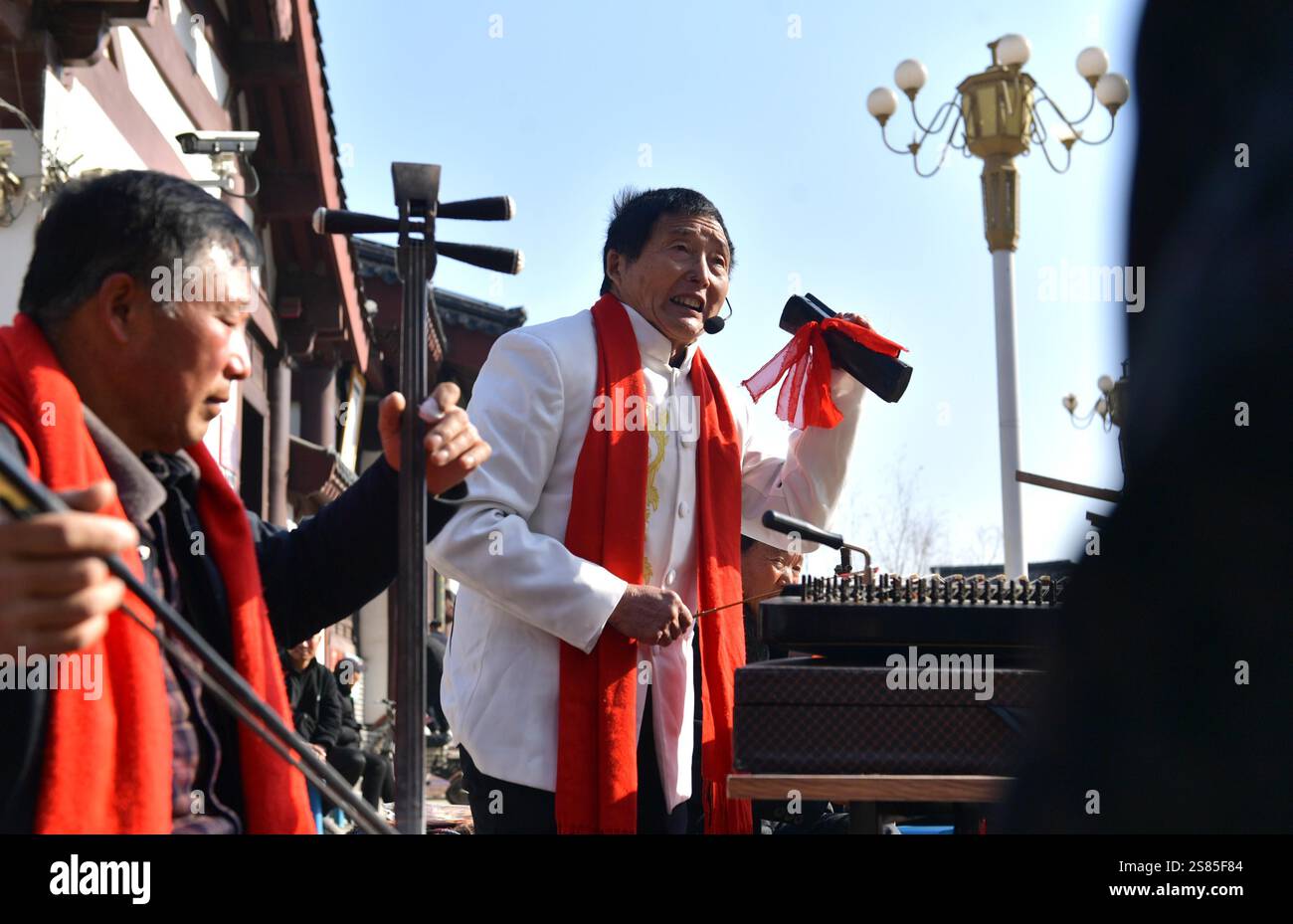 The intangible cultural heritage Spring Festival goods fair attracts