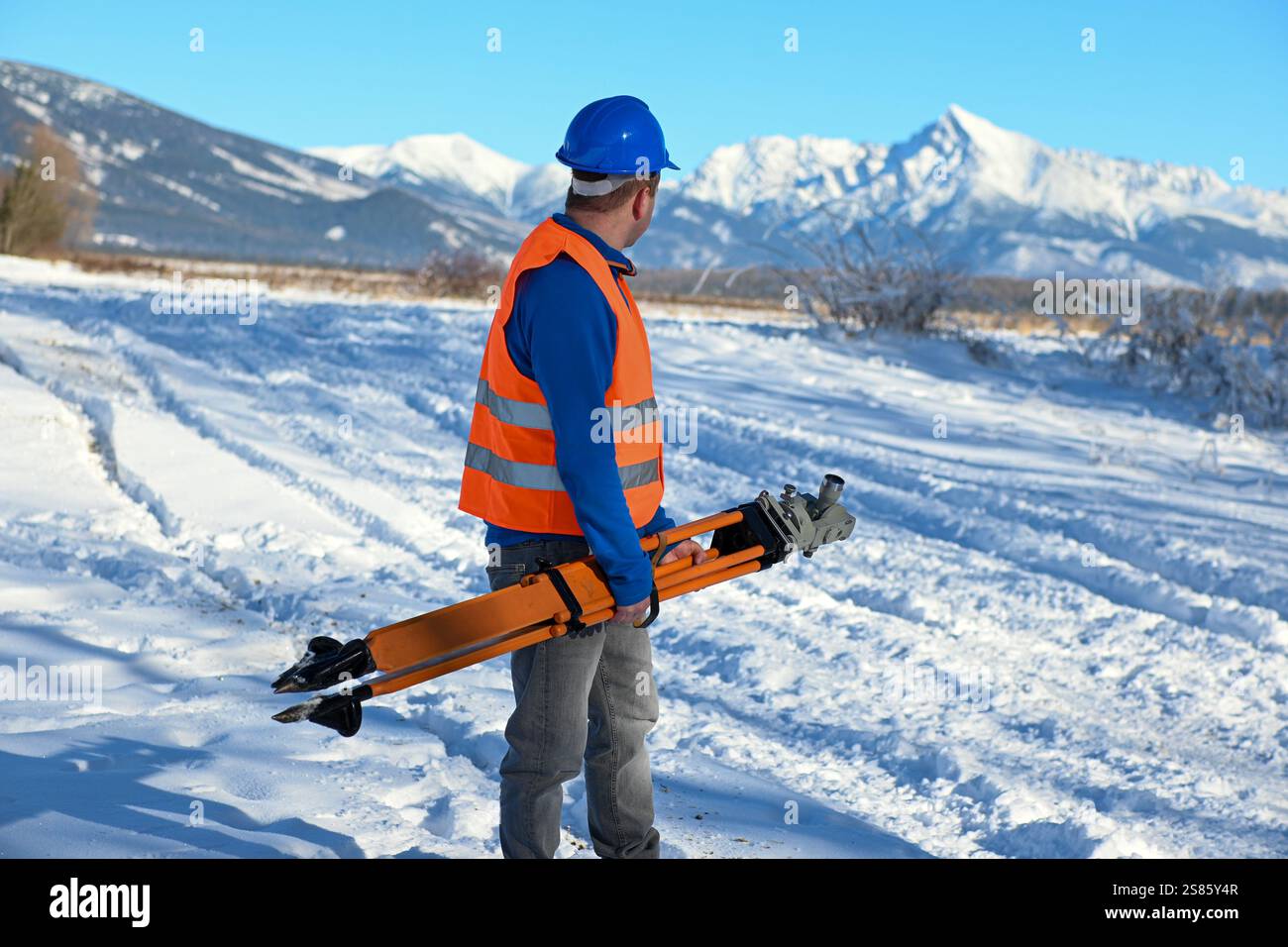 Worker carrying surveying equipment hi-res stock photography and images ...