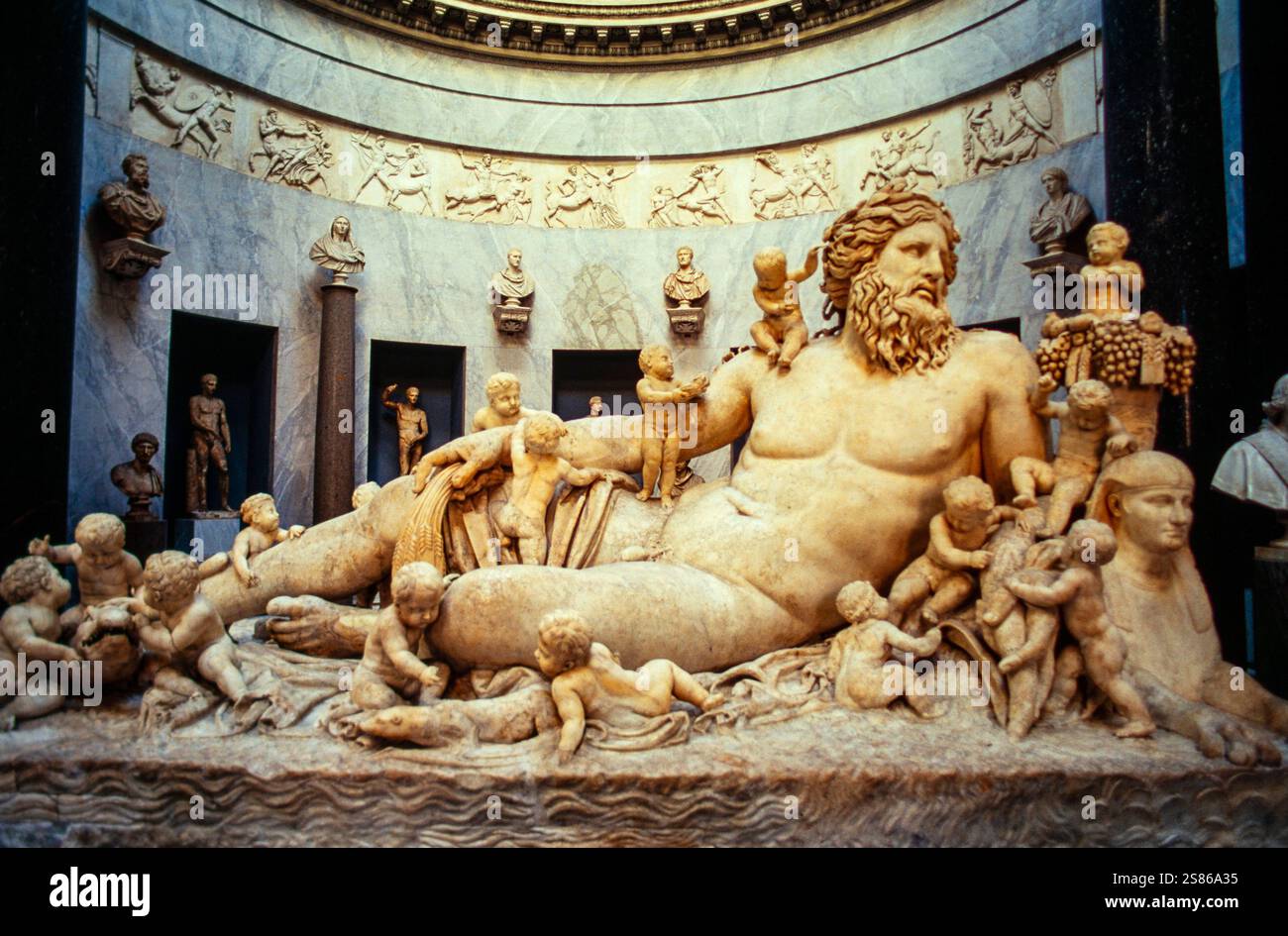 Large Statue Rome Statue in Rome Stock Photo - Alamy