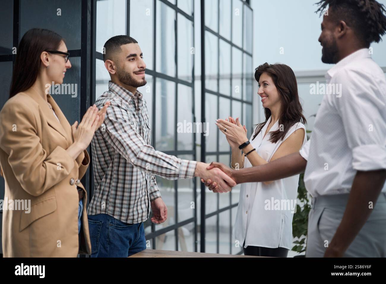 Business attire group of people hi-res stock photography and images - Alamy