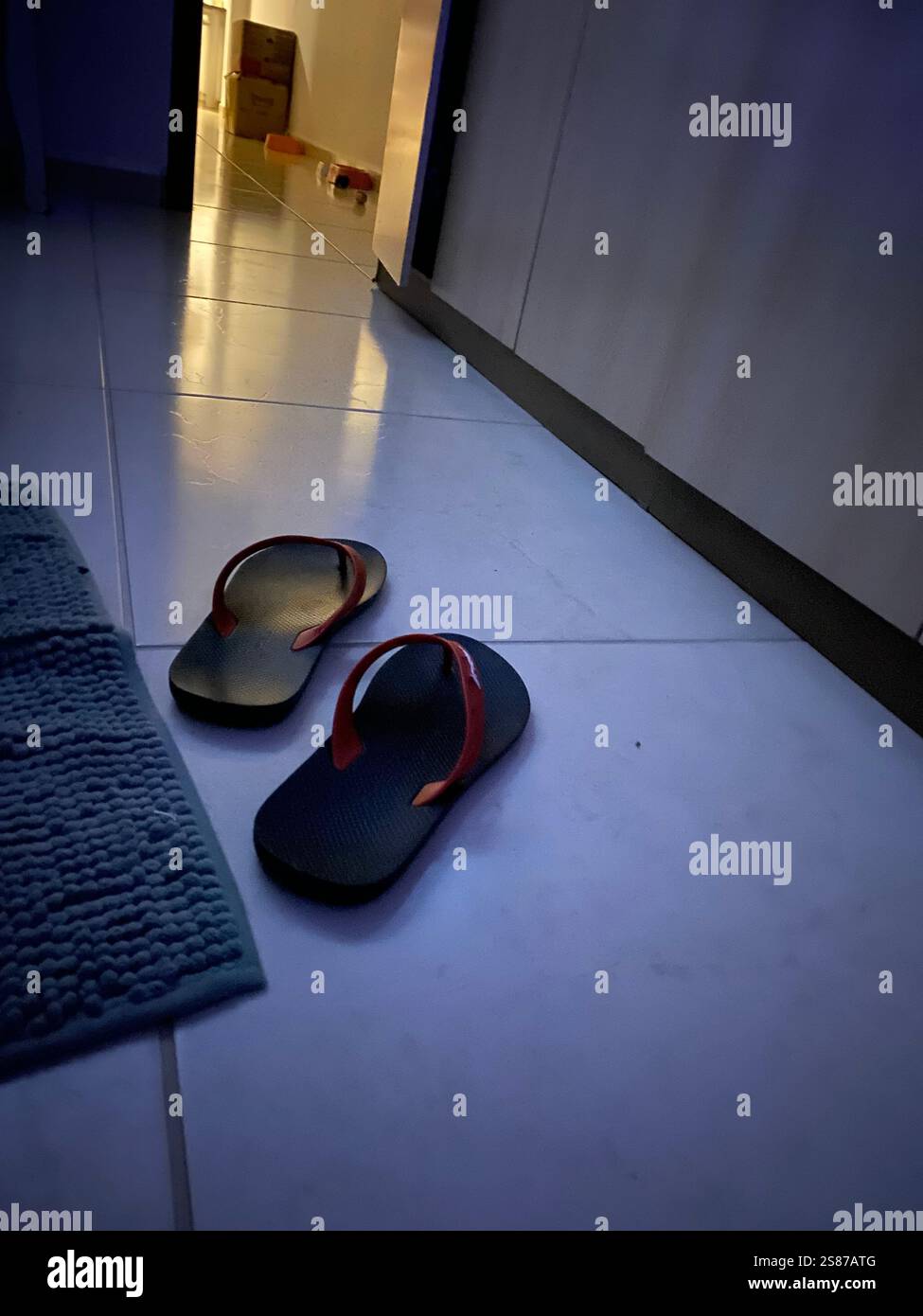 Um momento intimo registrado pelo chinelo ao lado da cama! - Smartphone Captured Stock Image