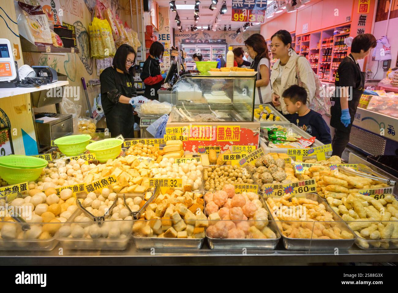 Fachgeschäft für Fischbälle, Wan Chai Market, Hongkong, Volksrepublik ...