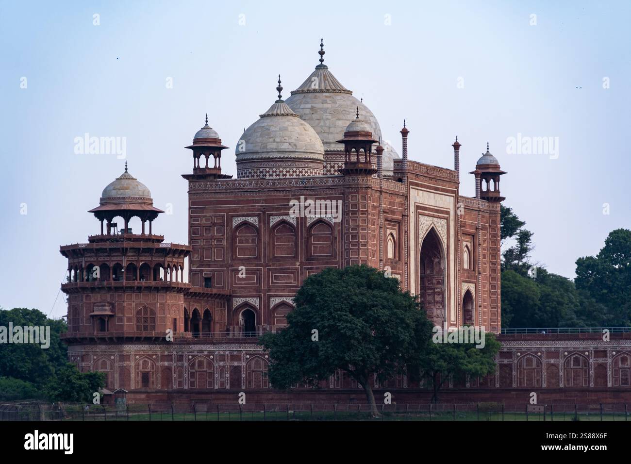 Visual Reference: Ndia Uttar Pradesh State Agra Taj Mahal White Marble Mausoleum