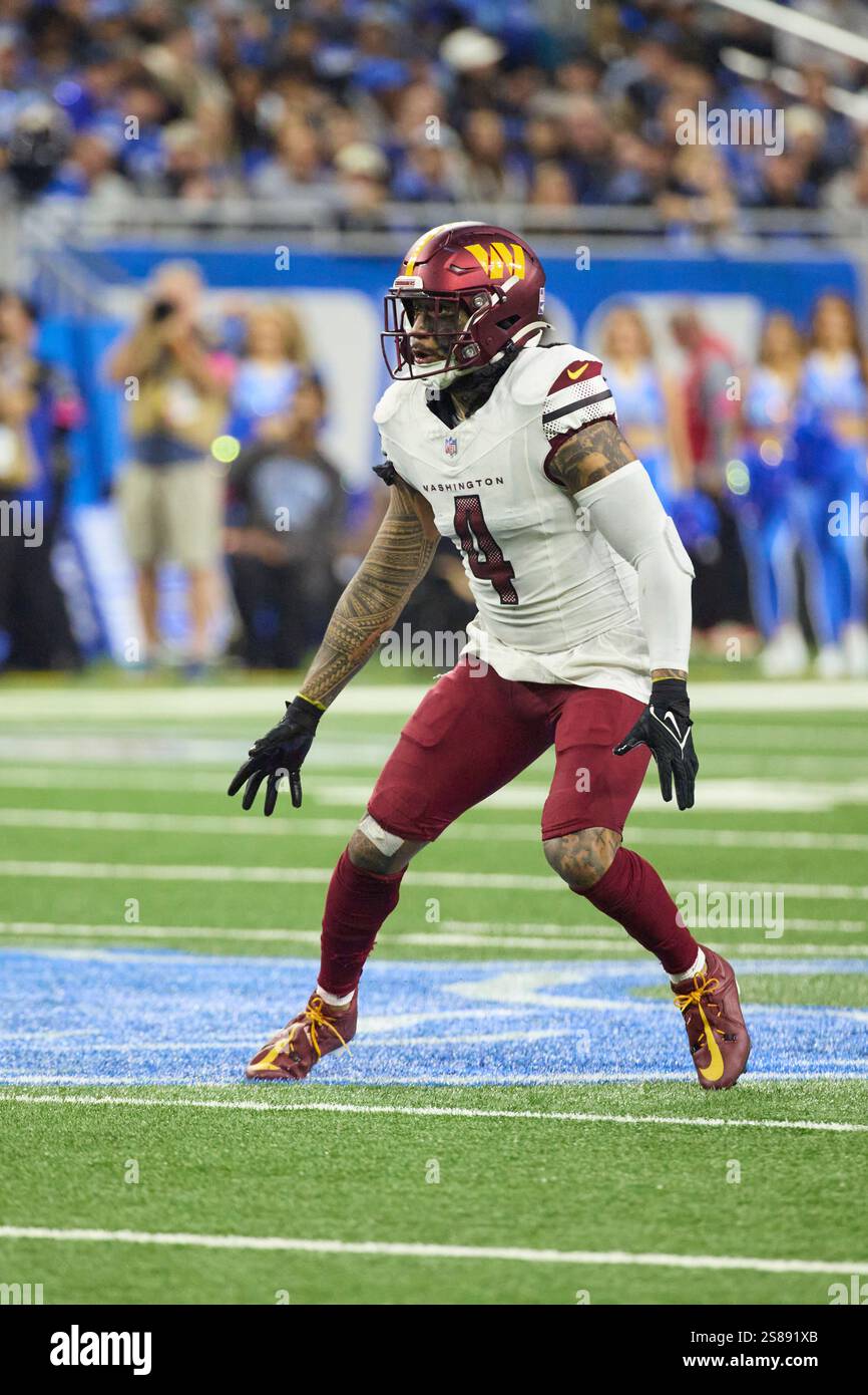 Washington Commanders linebacker Frankie Luvu (4) pursues a play on