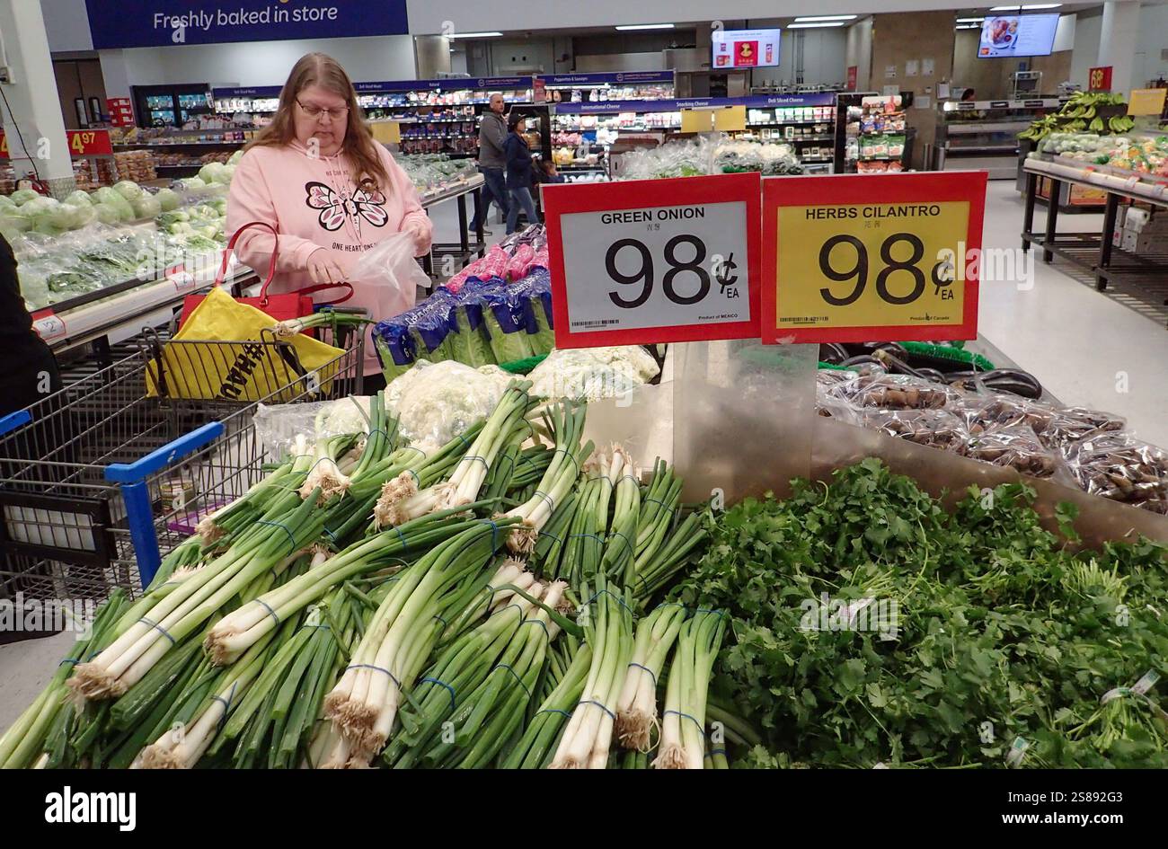 (250121) VANCOUVER, Jan. 21, 2025 (Xinhua) A customer shops for