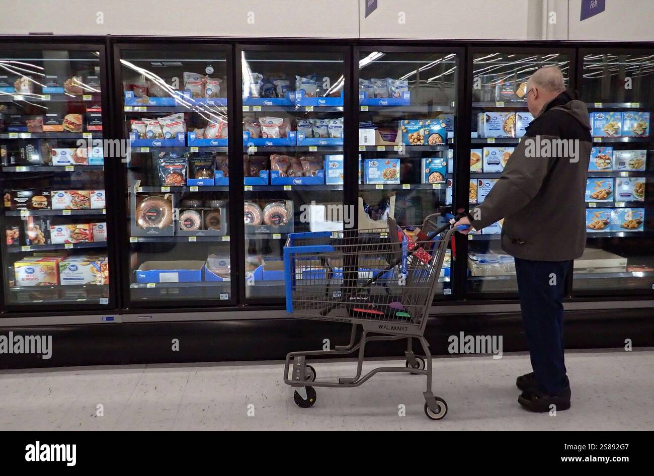 (250121) VANCOUVER, Jan. 21, 2025 (Xinhua) A customer shops for