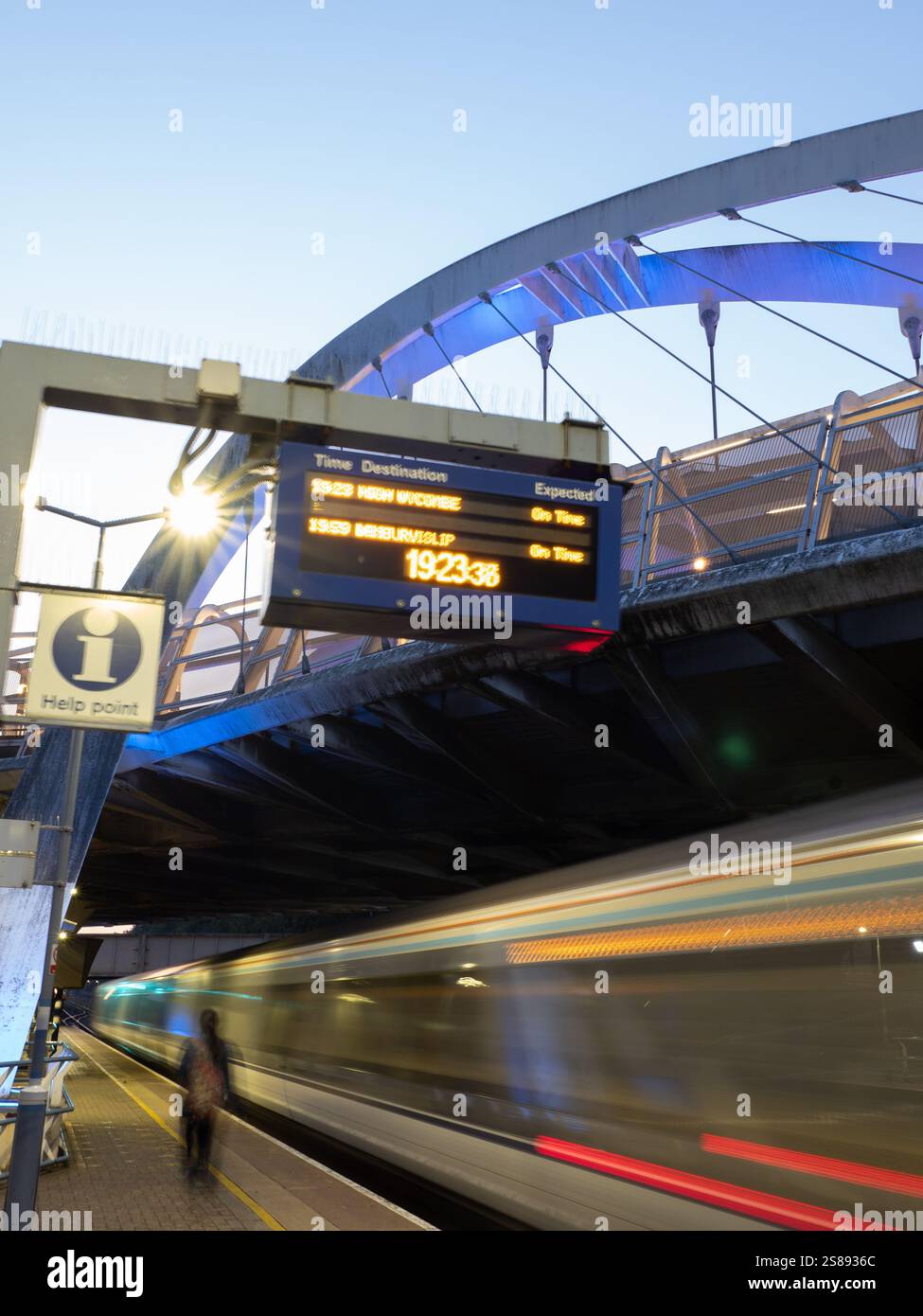 Train 1923 to Woking, on time, arrives Stock Photo - Alamy