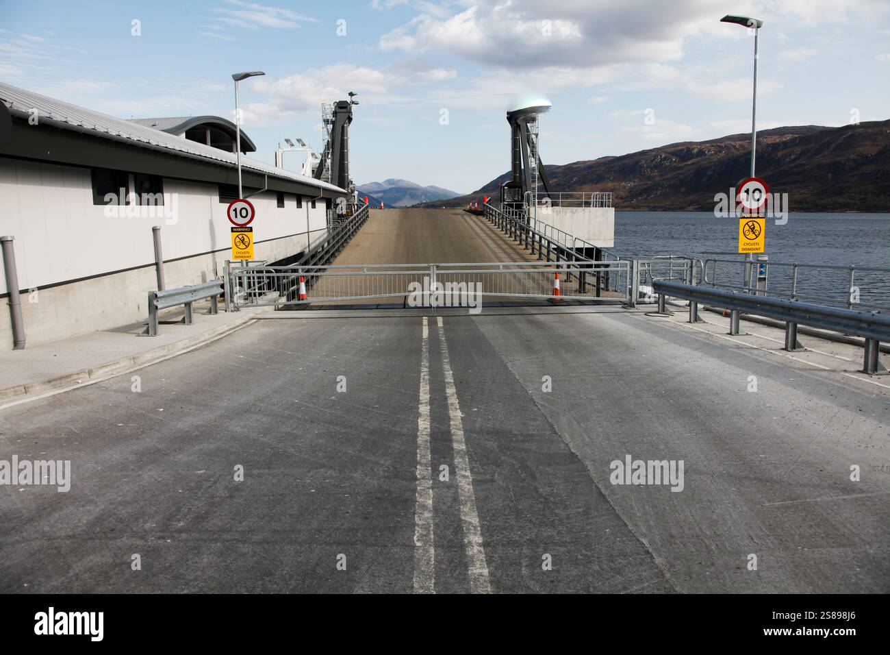 Ferry on ramp at Ullapool ferry terminal Stock Photo - Alamy
