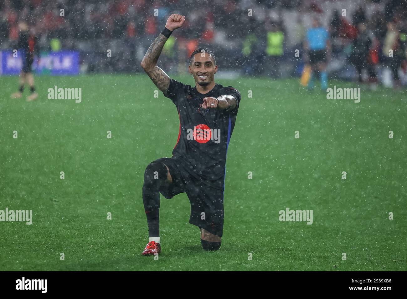 Lisbon, Portugal . 21st Jan, 2025. Lisbon, Portugal, January 21st, 2025: Raphinha (11 FC Barcelona) in action celebrating his goal during the UEFA Champions League football match between SL Benfica vs FC Barcelona at Estadio da Luz, Lisbon on January 21, 2025 (João Bravo /SPP) Credit: SPP Sport Press Photo. /Alamy Live News Stock Photo