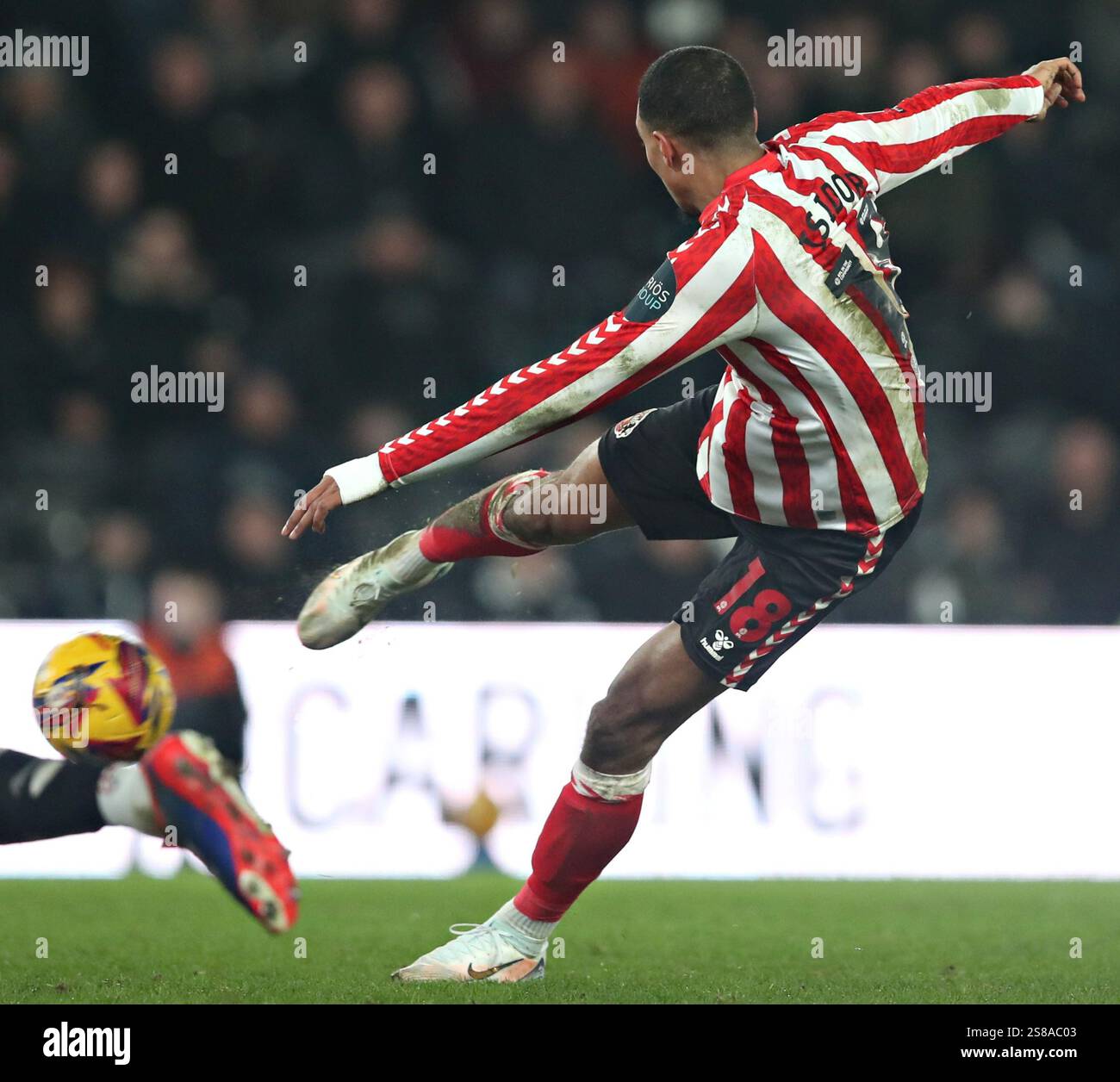 Wilson Isidor of Sunderland shoots during the Sky Bet Championship