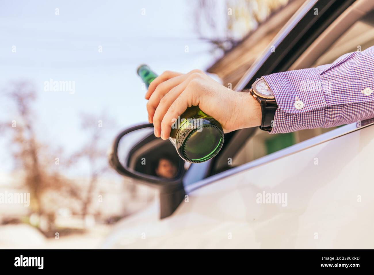man drinking alcohol while driving the car Stock Photo - Alamy