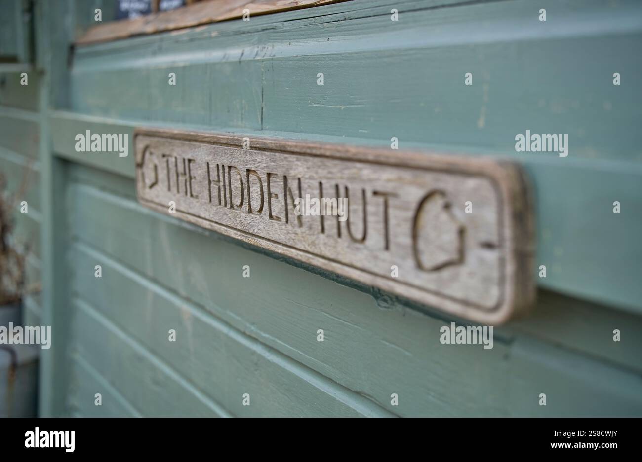The Hidden Hut sign at the Hidden Hut cafe at Porthcurnick Beach, Cornwall, UK Stock Photo