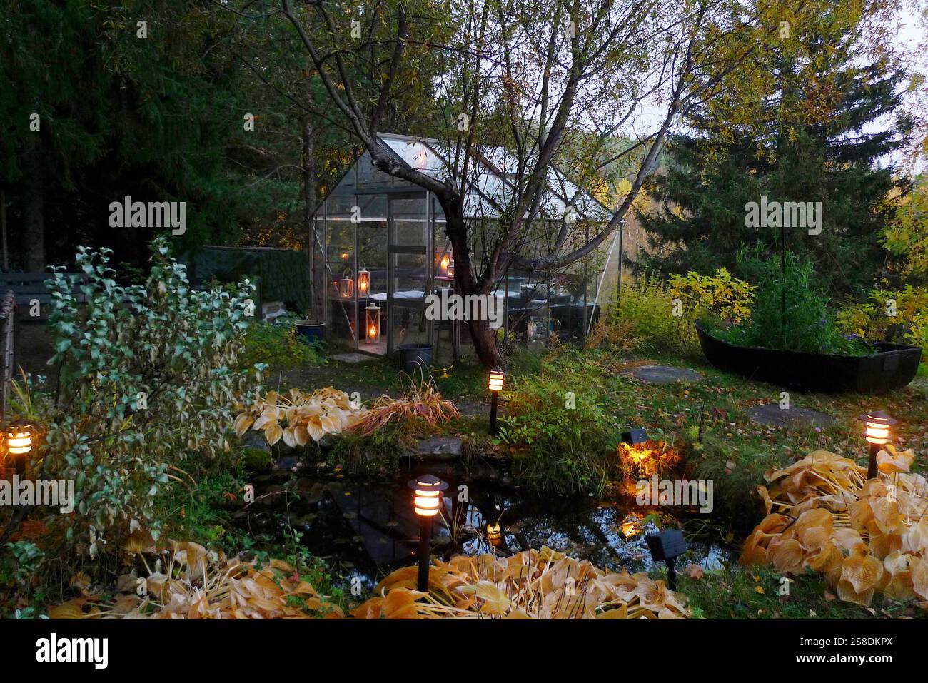 Pond lighting garden hi-res stock photography and images - Alamy Pond lighting garden hi-res stock photography and images - Alamy