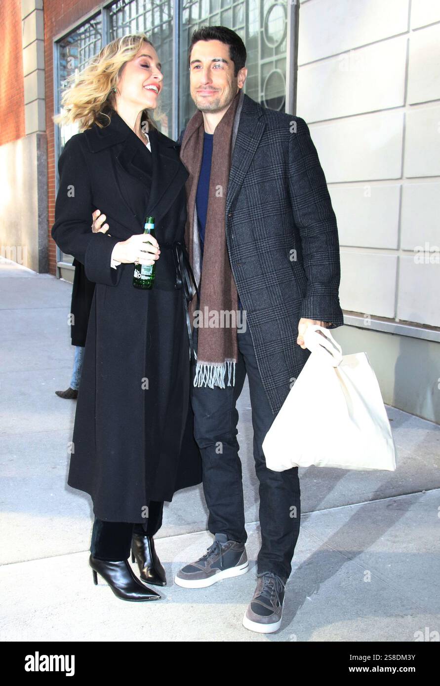 NEW YORK, NY JANUARY 21 Jenny Mollen and Jason Biggs seen in New York City on January 21, 2025