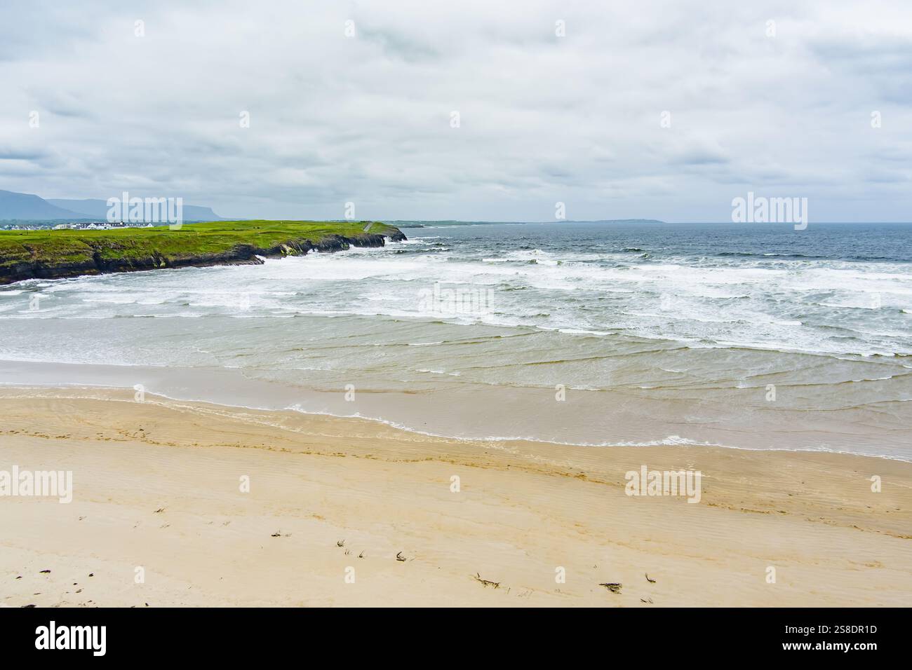 Spectacular Tullan Strand, one of Donegal's renowned surf beaches, framed by a scenic back drop provided by the Sligo-Leitrim Mountains. Wide flat san Stock Photo