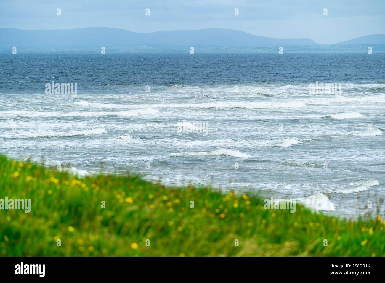 Spectacular Tullan Strand, one of Donegal's renowned surf beaches, framed by a scenic back drop provided by the Sligo-Leitrim Mountains. Wide flat san Stock Photo