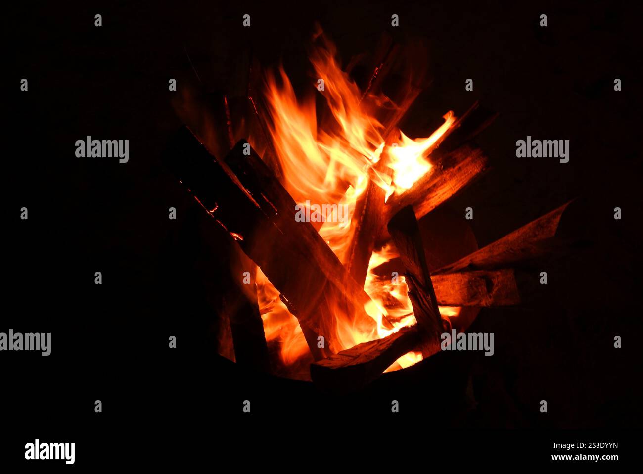 Camp fire icon bonfire hi res stock photography and images Alamy