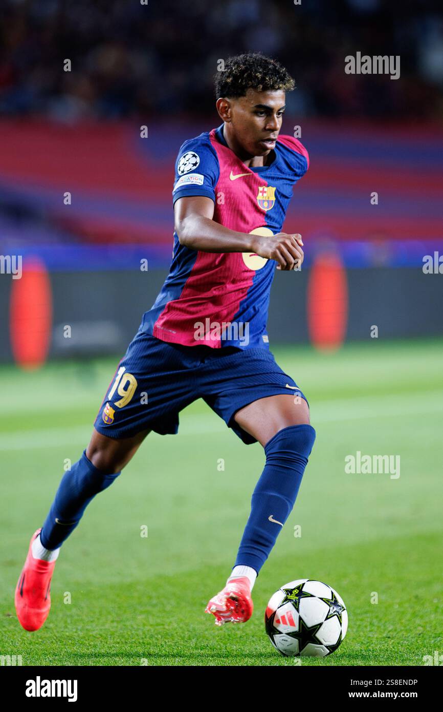 barcelona-spain-1st-oct-2025-lamine-yamal-in-action-during-the-uefa