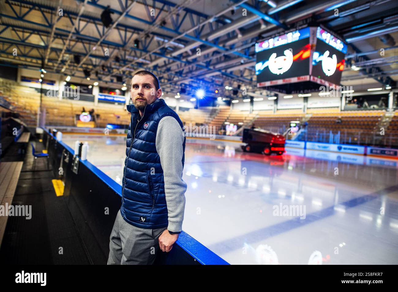 250122 Oskarshamns sportchef Arsi Piispanen inför ishockeymatchen i ...