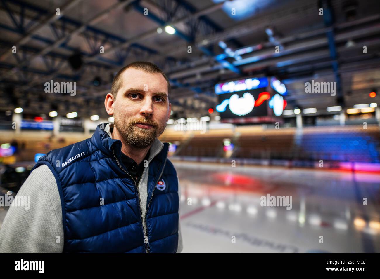 250122 Oskarshamns sportchef Arsi Piispanen inför ishockeymatchen i ...
