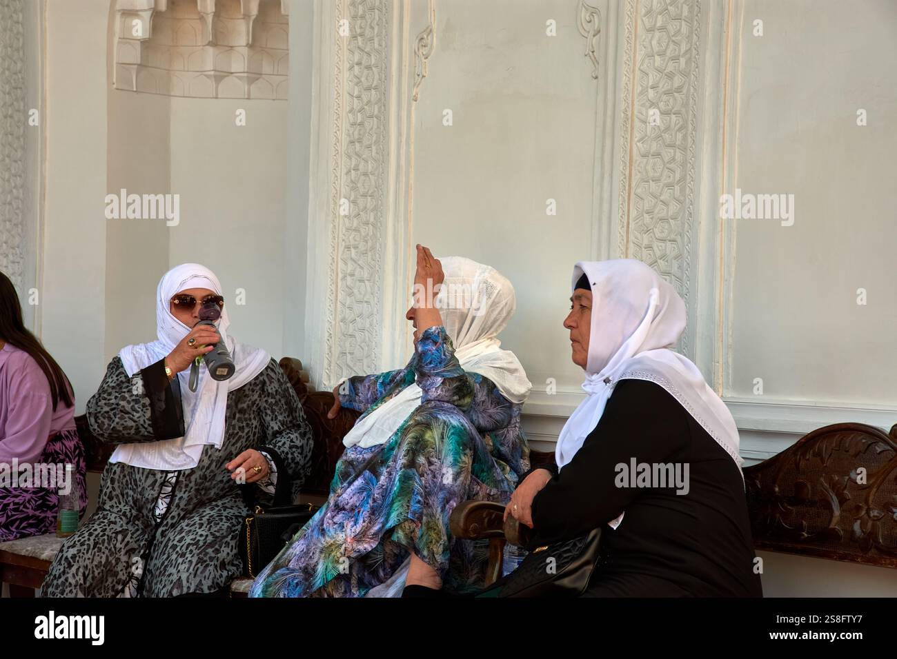 Women wearing hijabs hi-res stock photography and images - Alamy
