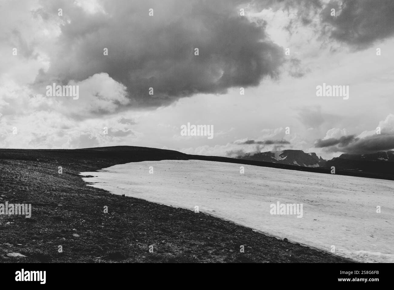 Snow in Beartooth Pass Montana - Snow In Beartooth Pass Montana Mountain Alpine Landscape 2S8G6FB 