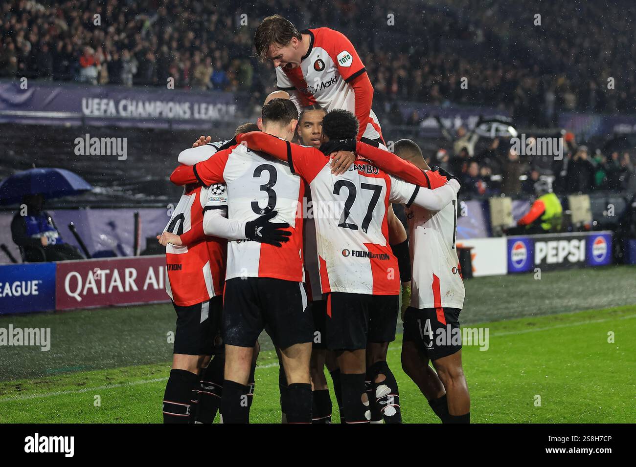 Feyenoord Come From Behind to Beat Como in Champions League