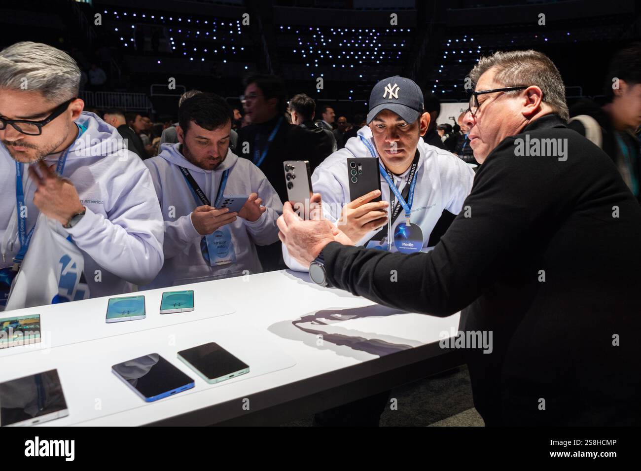 Consumers view the newly launched Samsung phone a new generation of AI