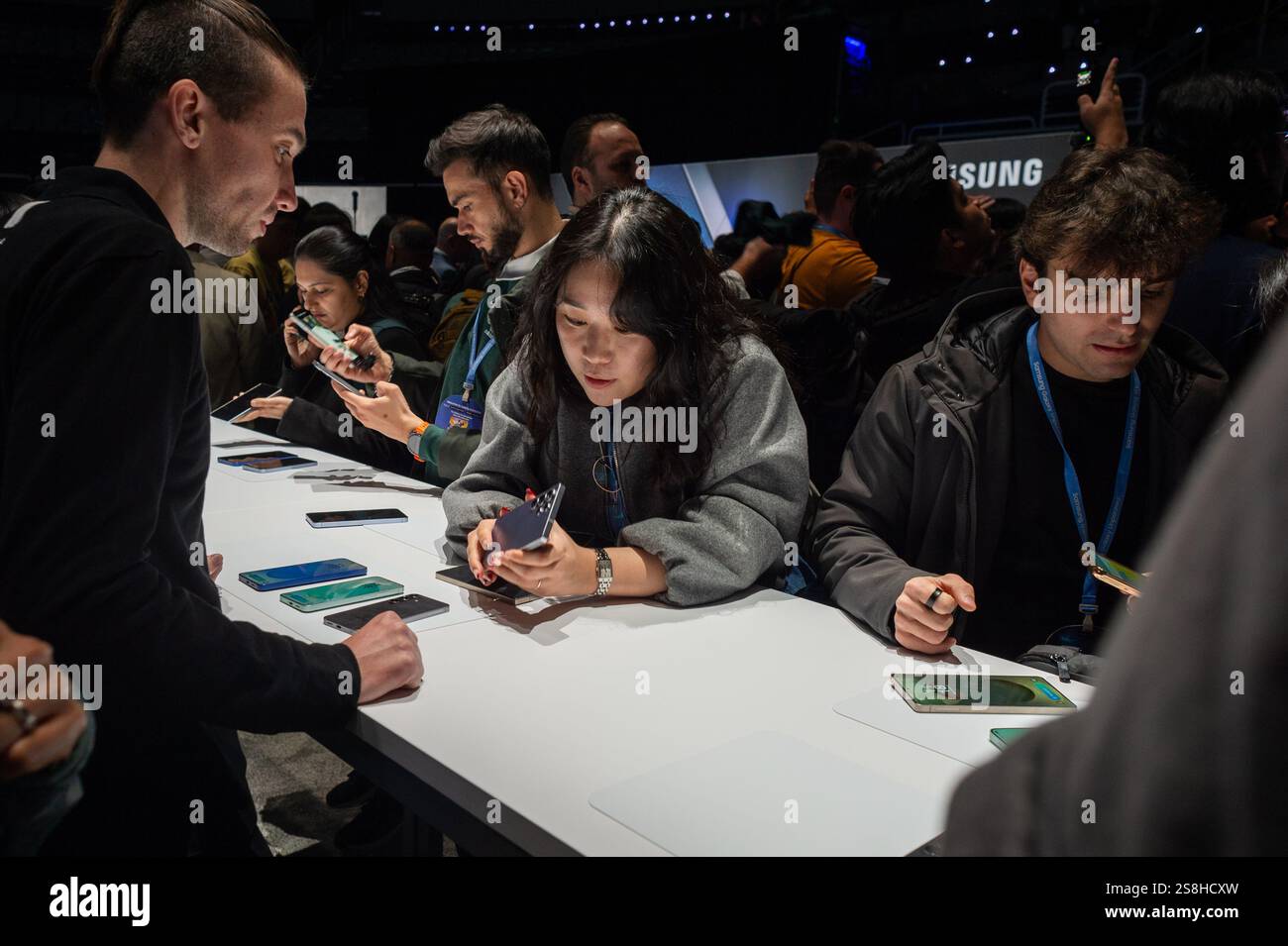 Consumers view the newly launched Samsung phone a new generation of AI