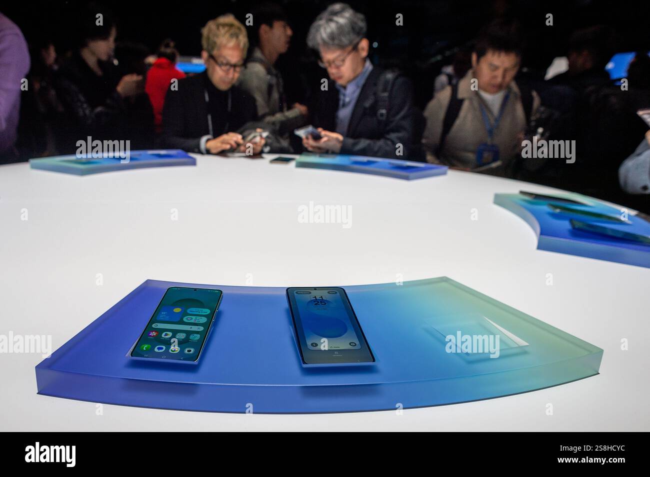 Consumers view the newly launched Samsung phone a new generation of AI