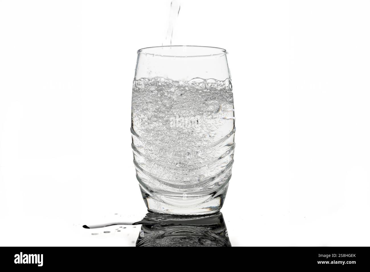 , Deutschland, 22.01.2025,  Ein Glas mit sprudelndem Wasser wird gefüllt, Bläschen steigen auf. Ideal als Symbolbild für Gesundheit, Erfrischung und F Stock Photo