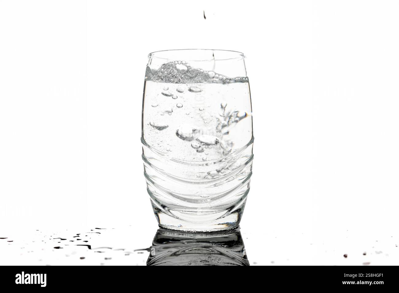 , Deutschland, 22.01.2025,  Ein Glas mit sprudelndem Wasser wird gefüllt, Bläschen steigen auf. Ideal als Symbolbild für Gesundheit, Erfrischung und F Stock Photo