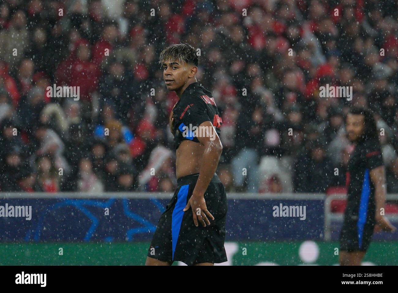 Lisbon, Portugal. 21st Jan, 2025. Lamine Yamal of FC Barcelona in action during UEFA Champions League 2024/25 League phase Matchday 7 between Benfica and Barcelona at Estadio da Luz in Lisbon, Portugal. 21/01/2025 Credit: Brazil Photo Press/Alamy Live News Stock Photo