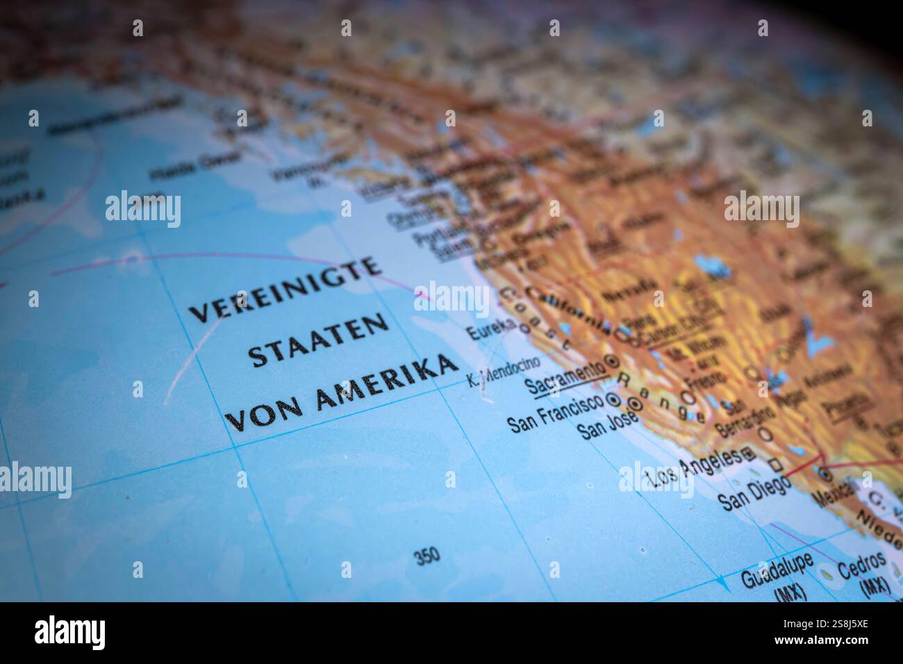 23.01.2025, USA hier auf der Landkarte eines Globus. Vereinigte Staaten