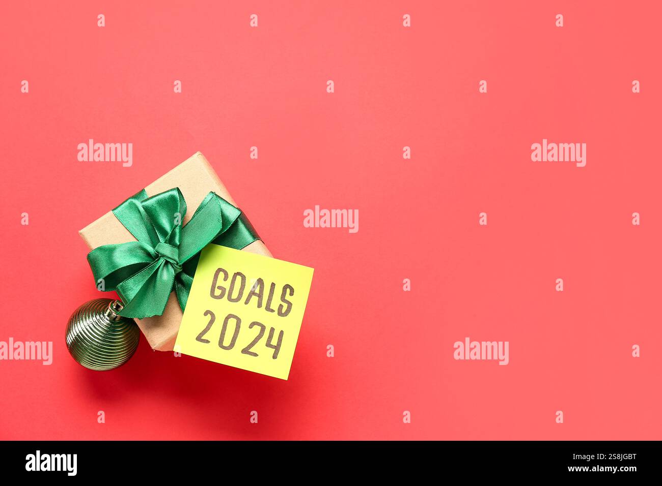 Sticky note with goals for 2024 and gift box on red background Stock Photo
