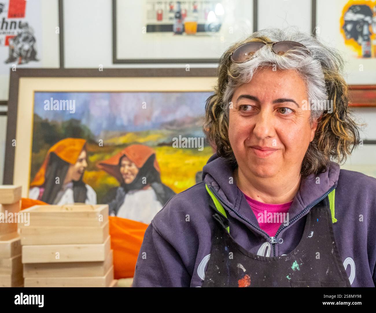 Pina Monne, Frauenportrait und Künstlerin bei der Arbeit, Portraitmalerei, Tinnura, Europa, Provinz Oristano, Italien Stock Photo