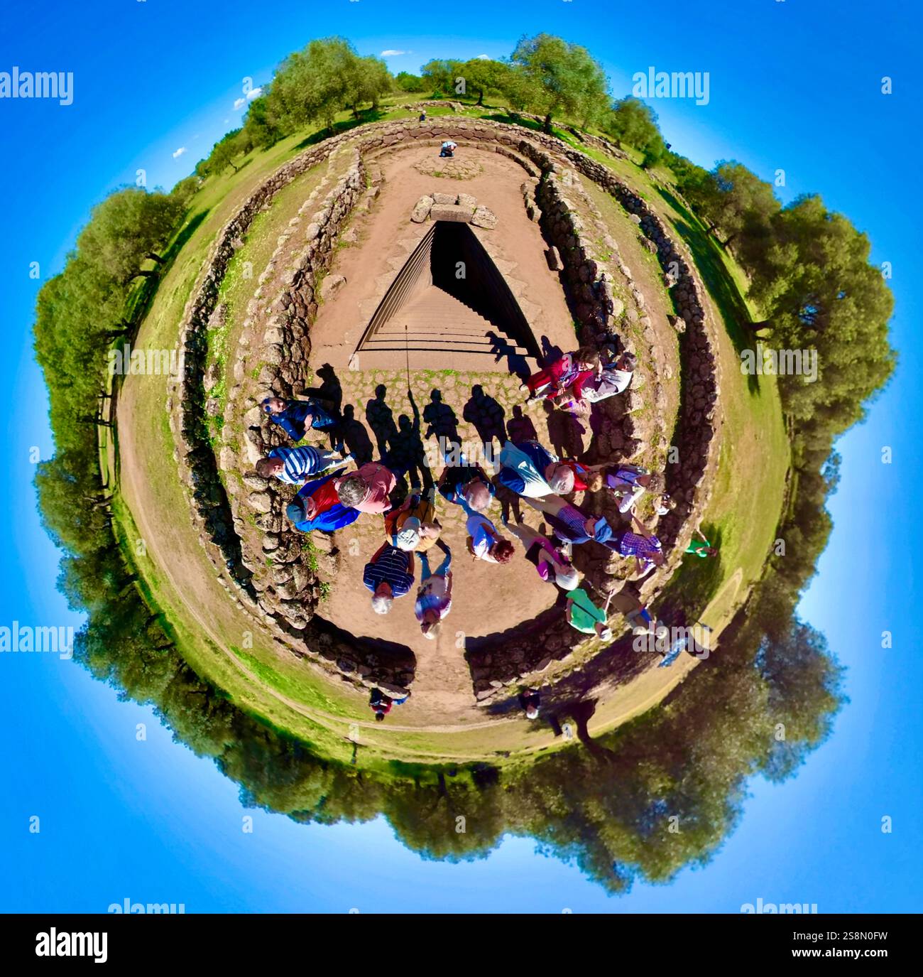 Fisheye Aufnahme einer Touristengruppe an einer römischen Badeanlage, Paulilatino, Europa, Provinz Oristano, Italien Stock Photo