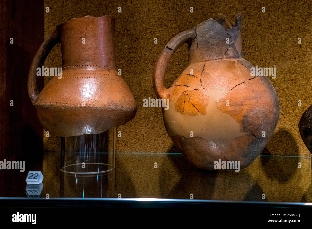 historische Gefäße und Kunstwerke Exponate im archäologischen Museum, Museo Archeologico Nazionale, Tonkrüge, Cagliari, Europa, Metropolitanstadt Cagl Stock Photo