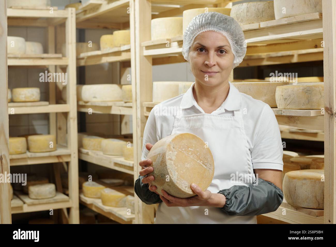 Elderly woman wearing hairnet hi-res stock photography and images - Alamy