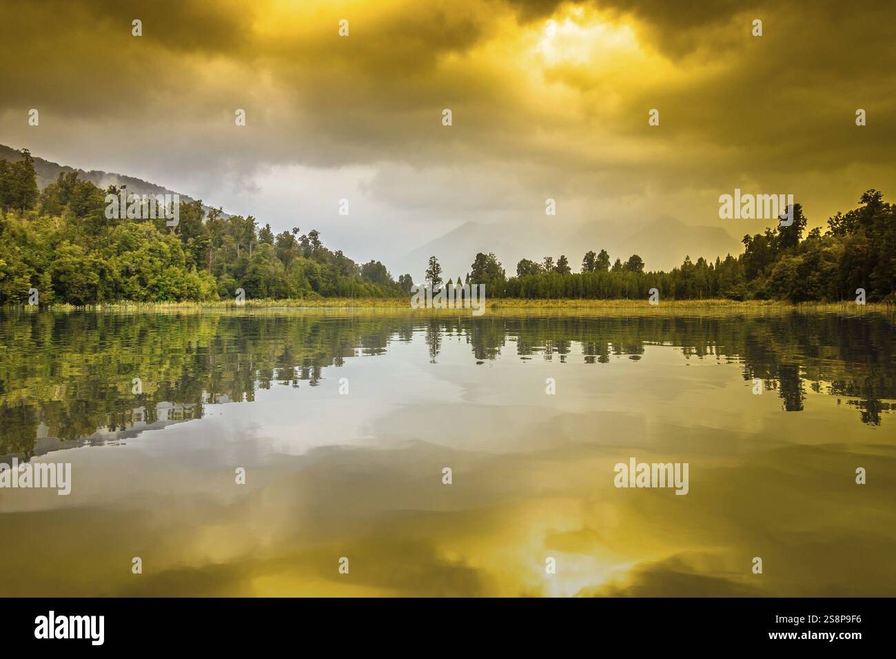 An image of the Mirror Lake in New Zealand Stock Photo - Alamy